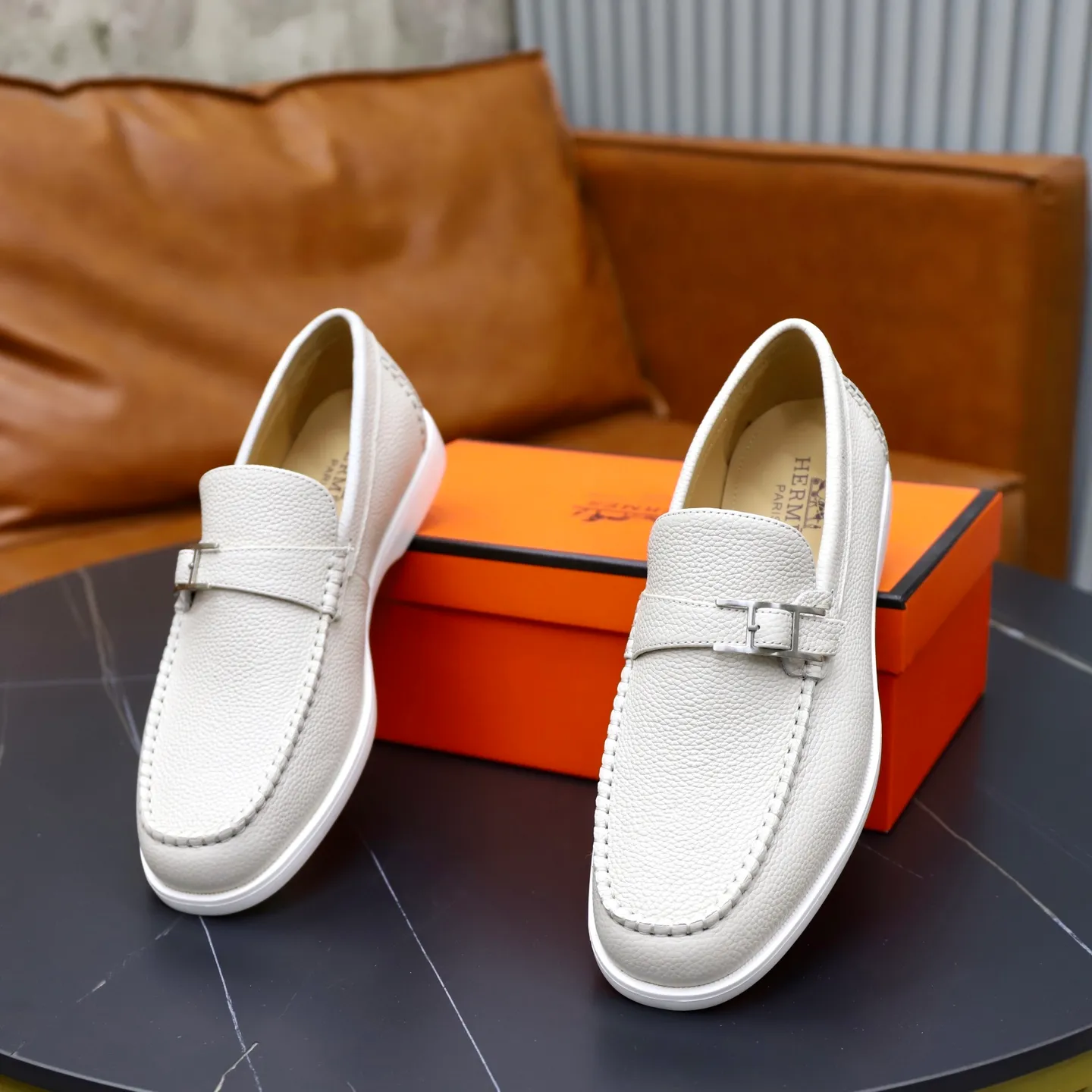 Ex-factory price: 560💰Hermès/Hermès slip-on men's shoes. This shoe is made of imported pebbled cowhide. It has simple and smooth lines and is combined with aerodynamically designed 3CM rubber foam ultra-light soles! Youthful and fashionable, classic H-shaped hardware buckle decoration, calf lining gently wraps the feet, with logo cowhide feet, casual and urban style, highlighting youthful vitality, sports and leisure version, super versatile, code number: 38-39-40-41-42-43-44 standard leather shoe size (45 can be customized but does not support returns)